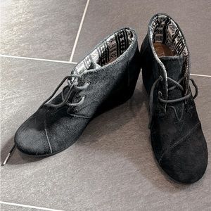 Toms black wedges size 8
